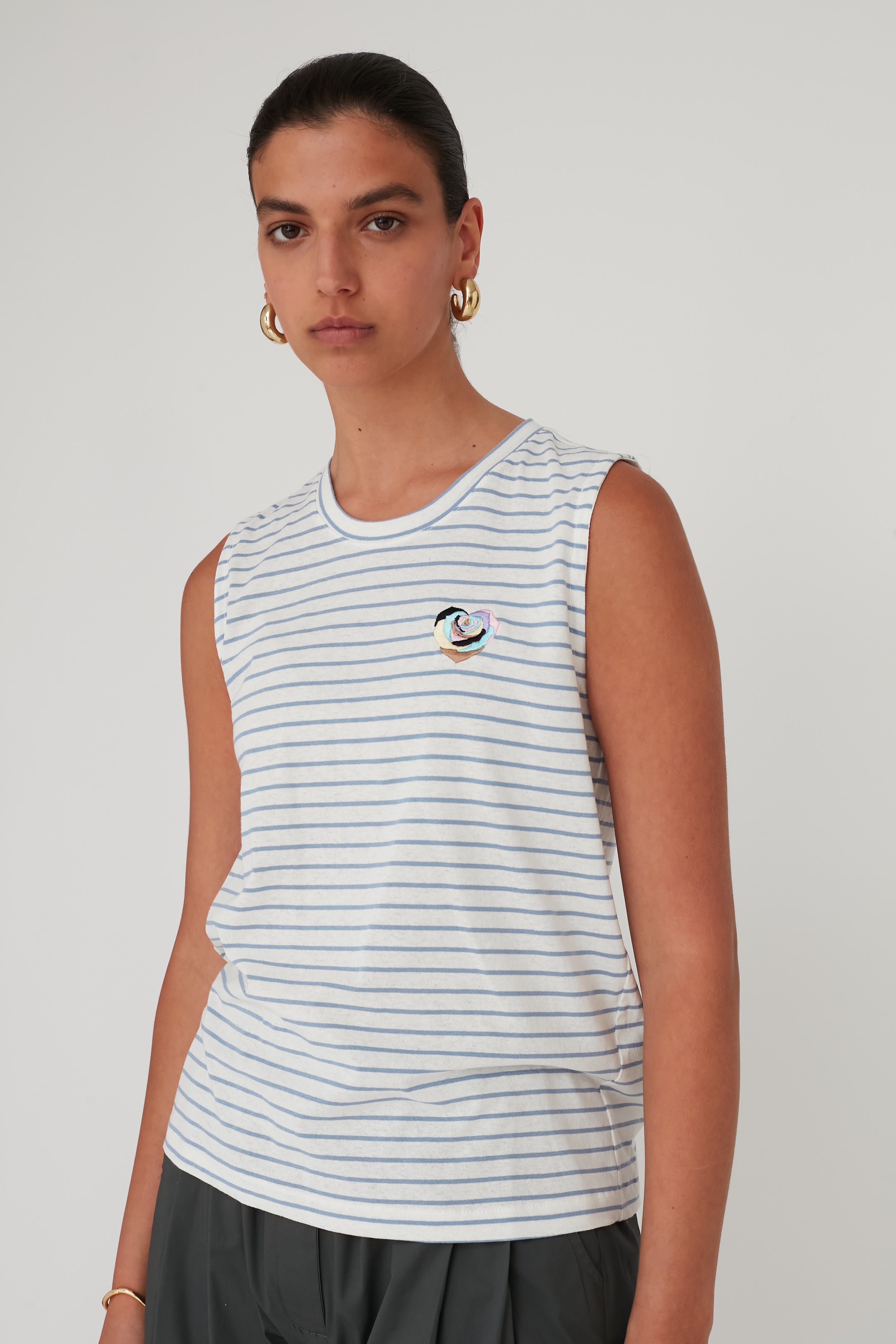 PETALS PATCHED T TANK LIGHT BLUE