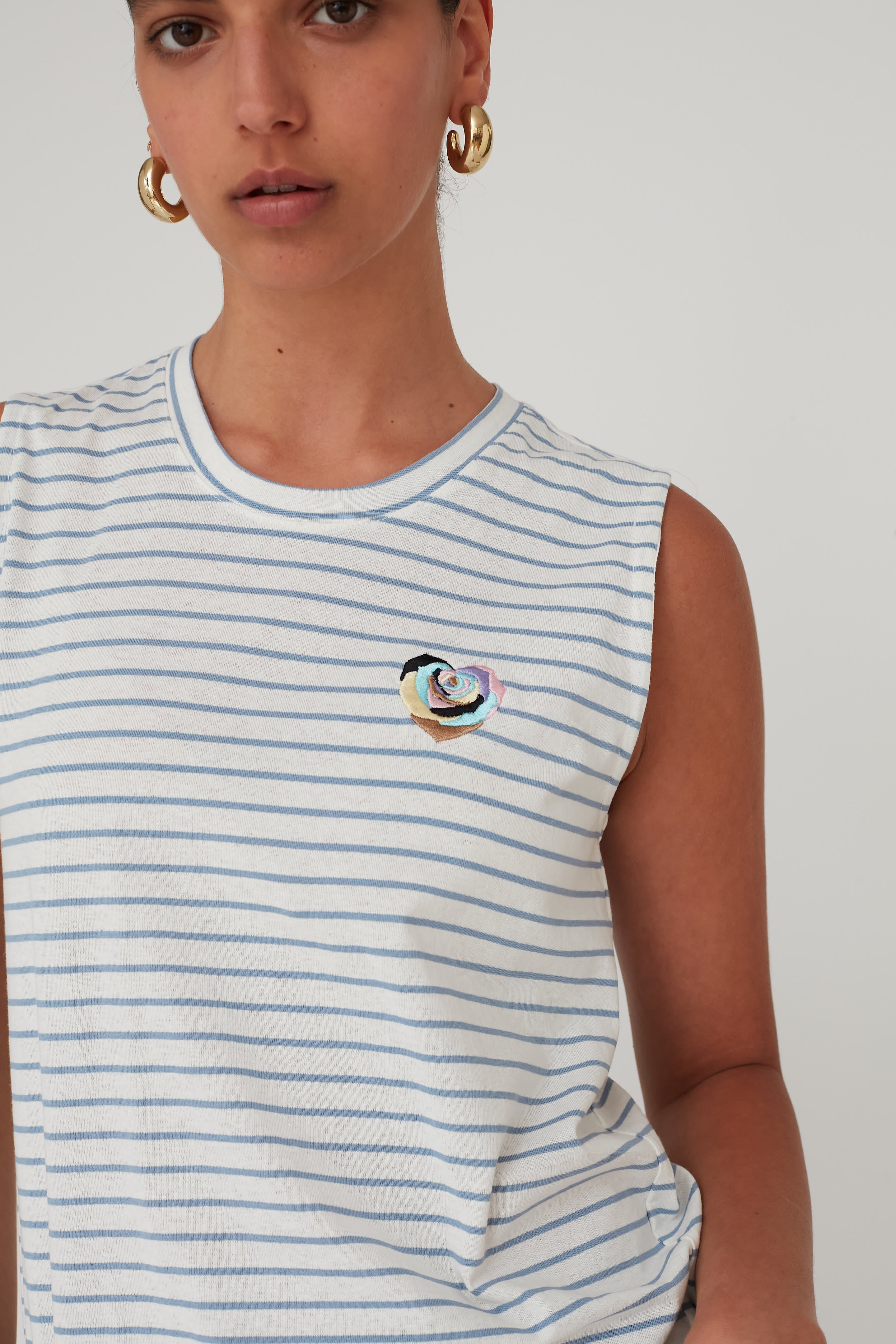 PETALS PATCHED T TANK LIGHT BLUE