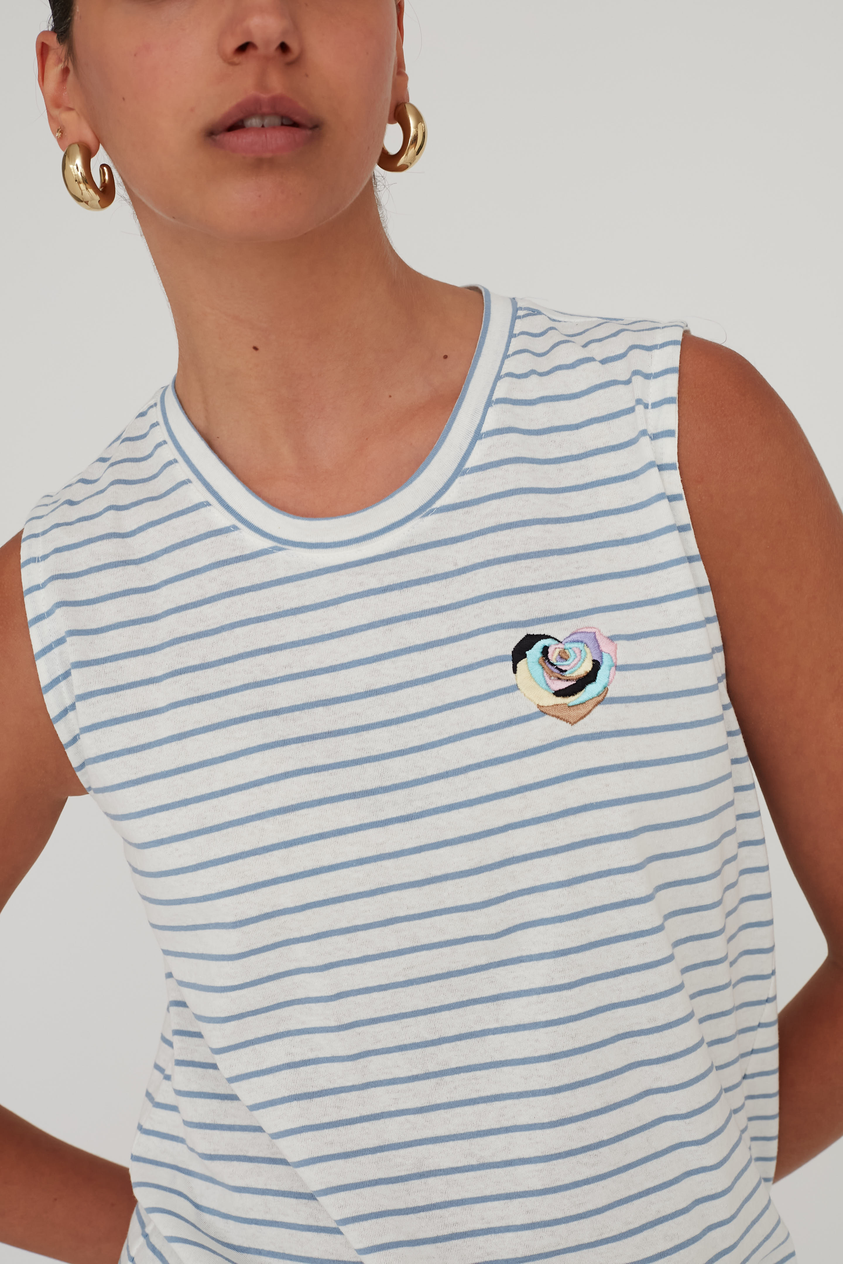 PETALS PATCHED T TANK LIGHT BLUE