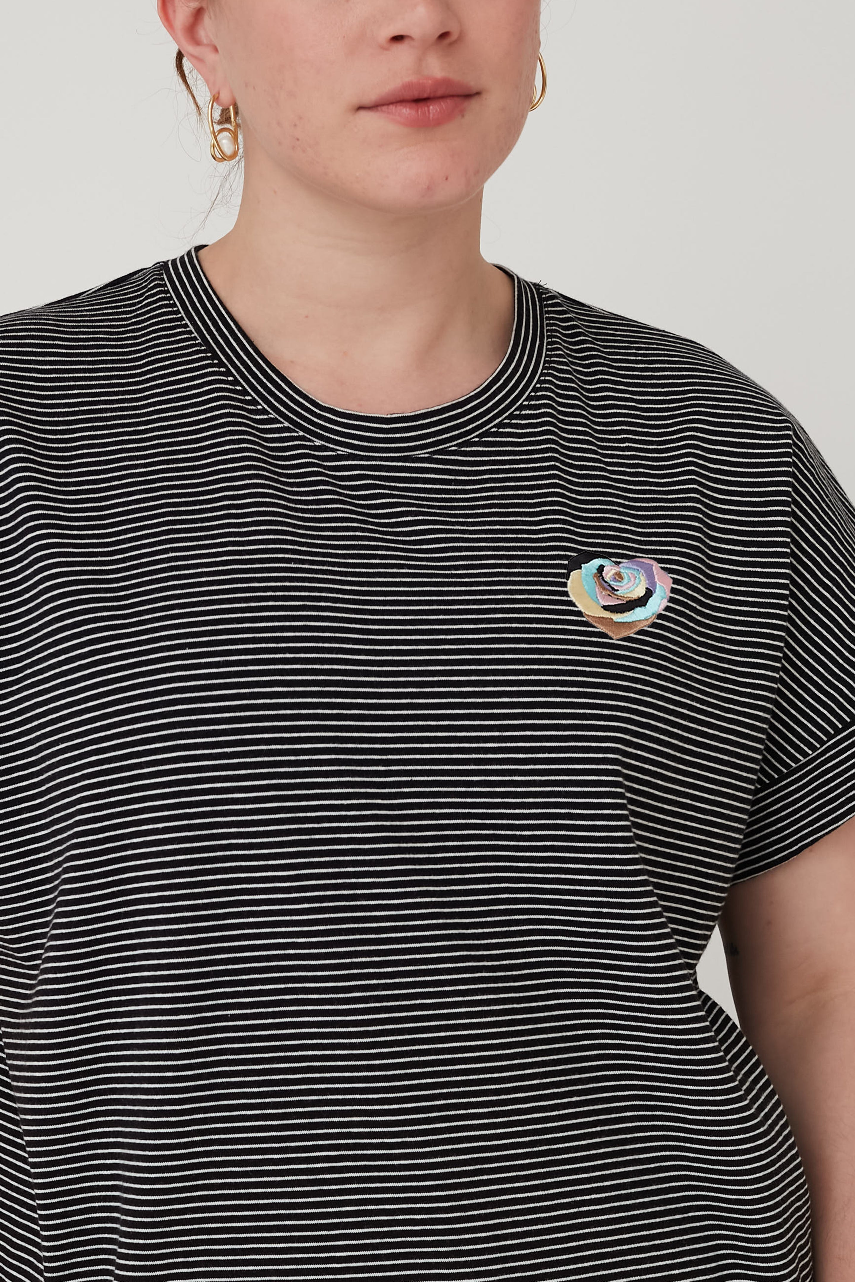 PETALS PATCHED T TOP BLACK