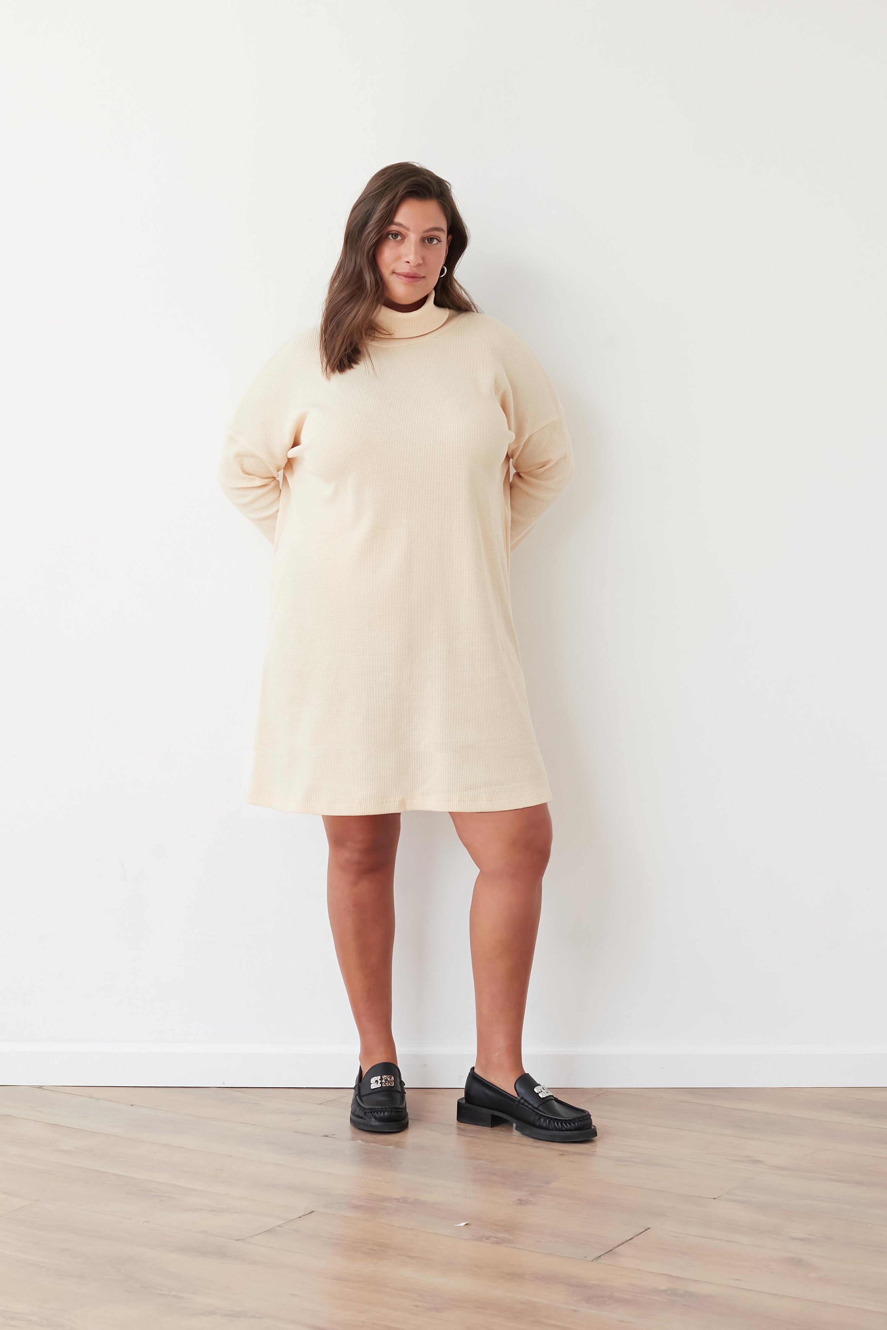 CLOCK SQ DRESS VANILLA