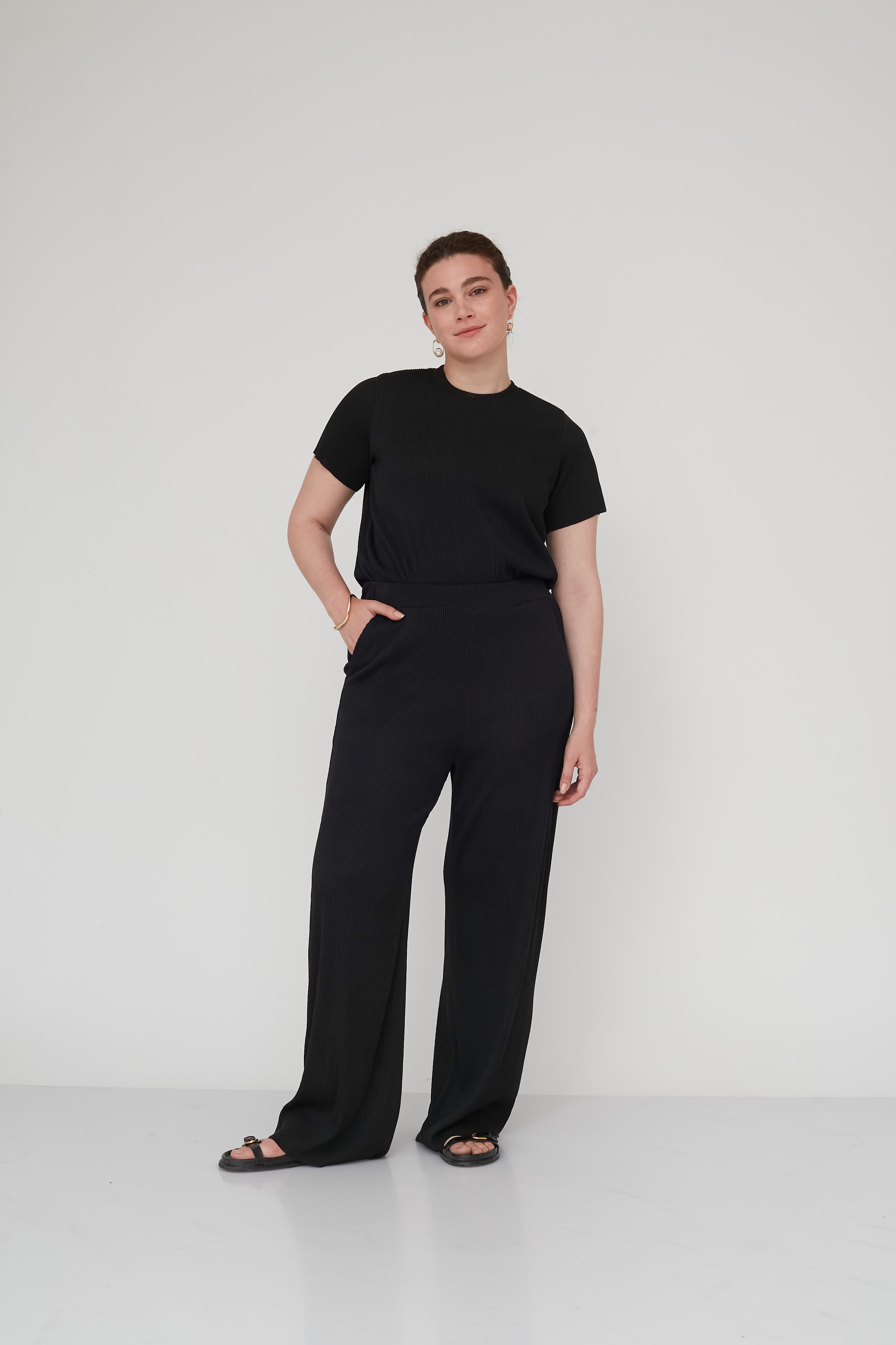 DEEP PLEATED TOP BLACK