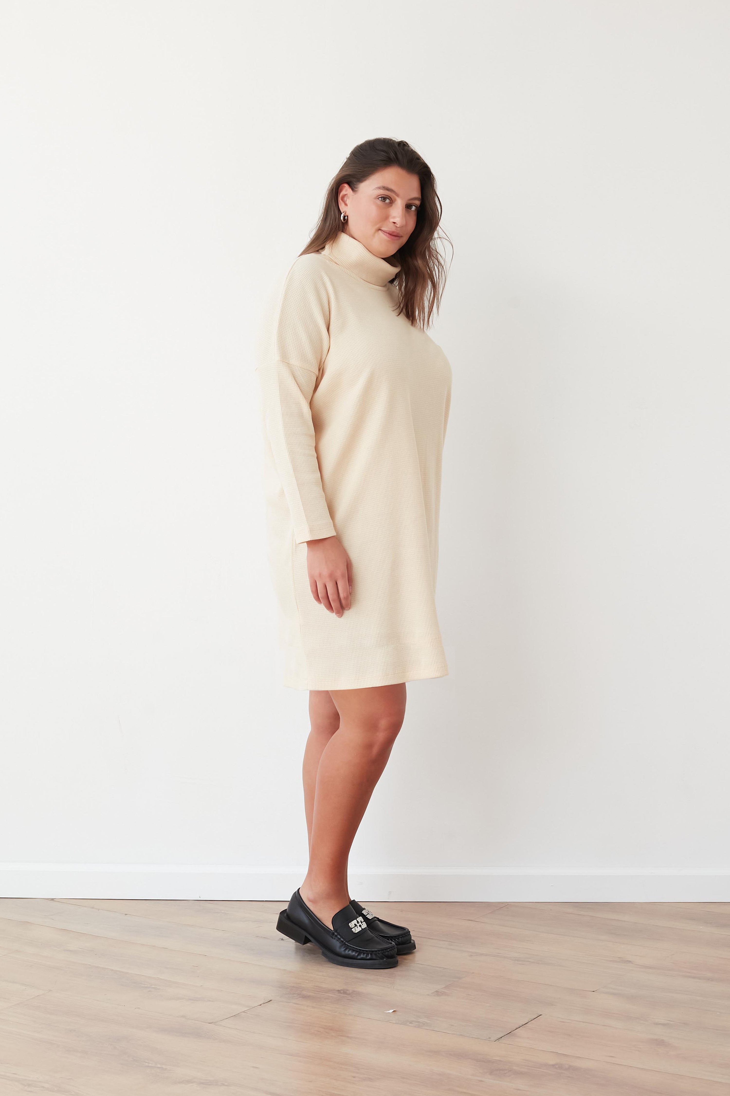 CLOCK SQ DRESS VANILLA